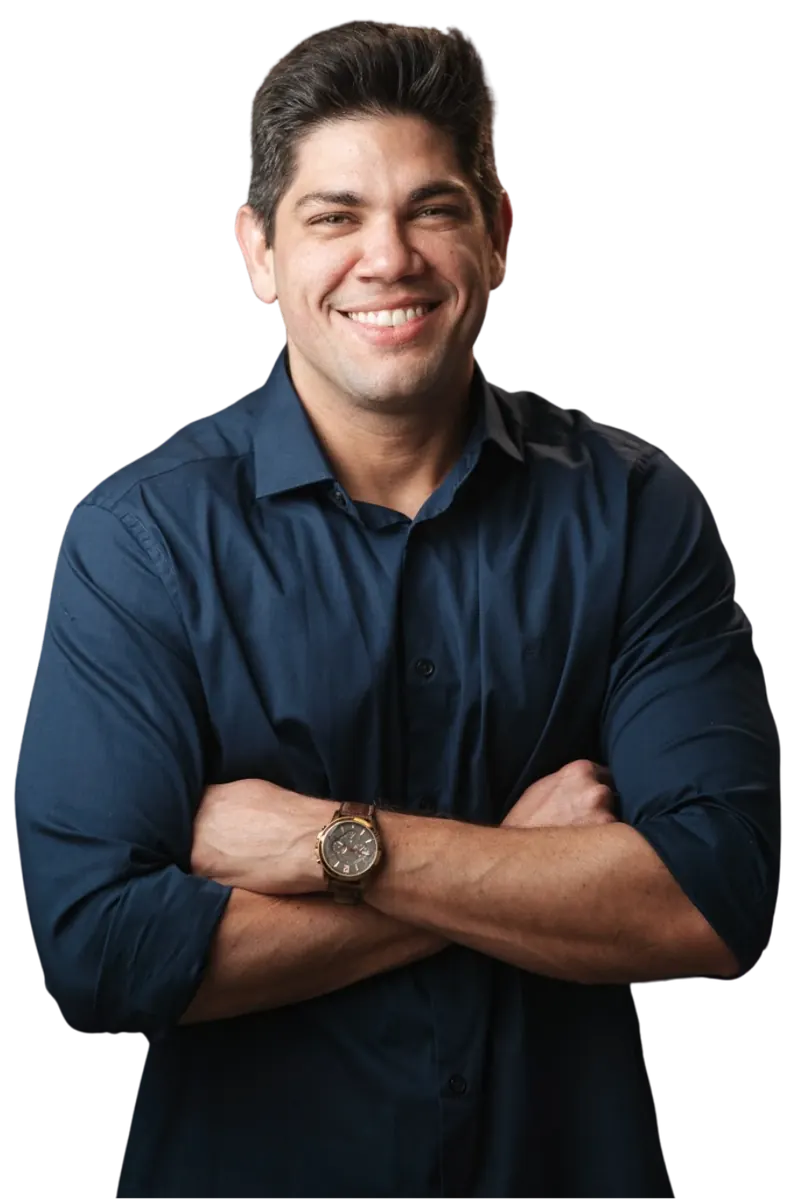Dr. Everardo Napoleão no consultório em Fortaleza
